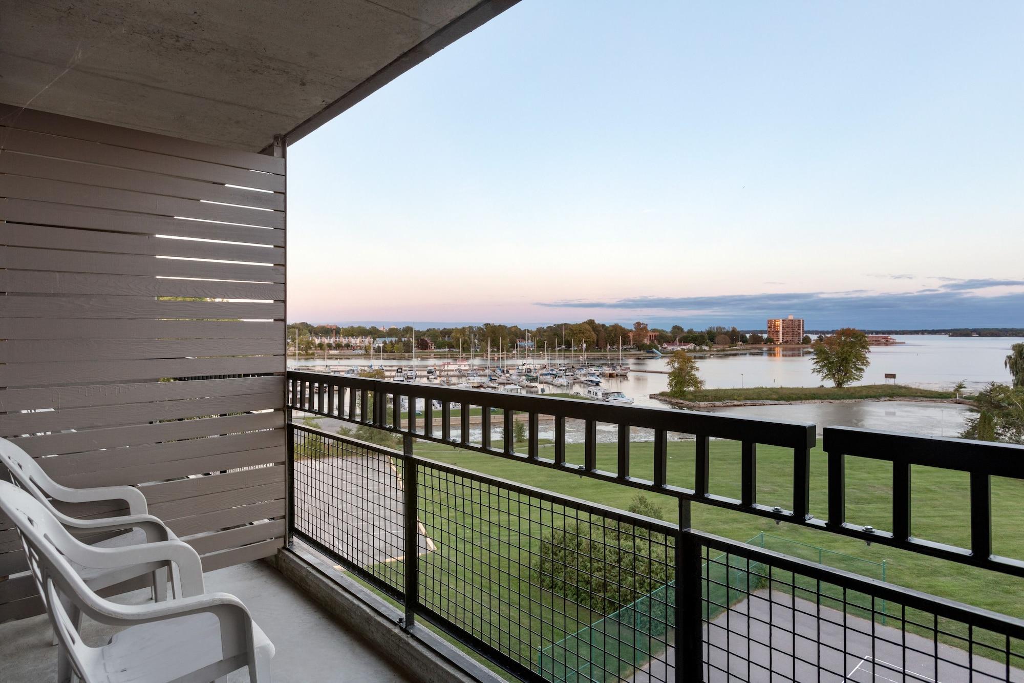 Ramada By Wyndham Belleville Harbourview Conference Center Dış mekan fotoğraf