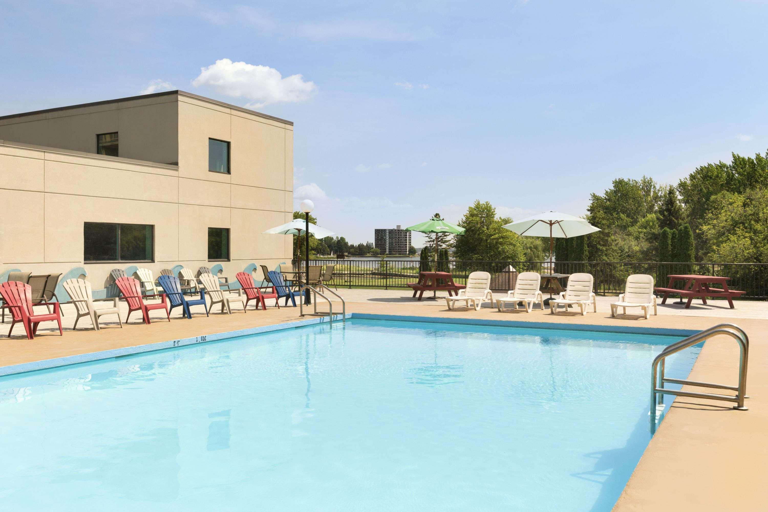 Ramada By Wyndham Belleville Harbourview Conference Center Dış mekan fotoğraf