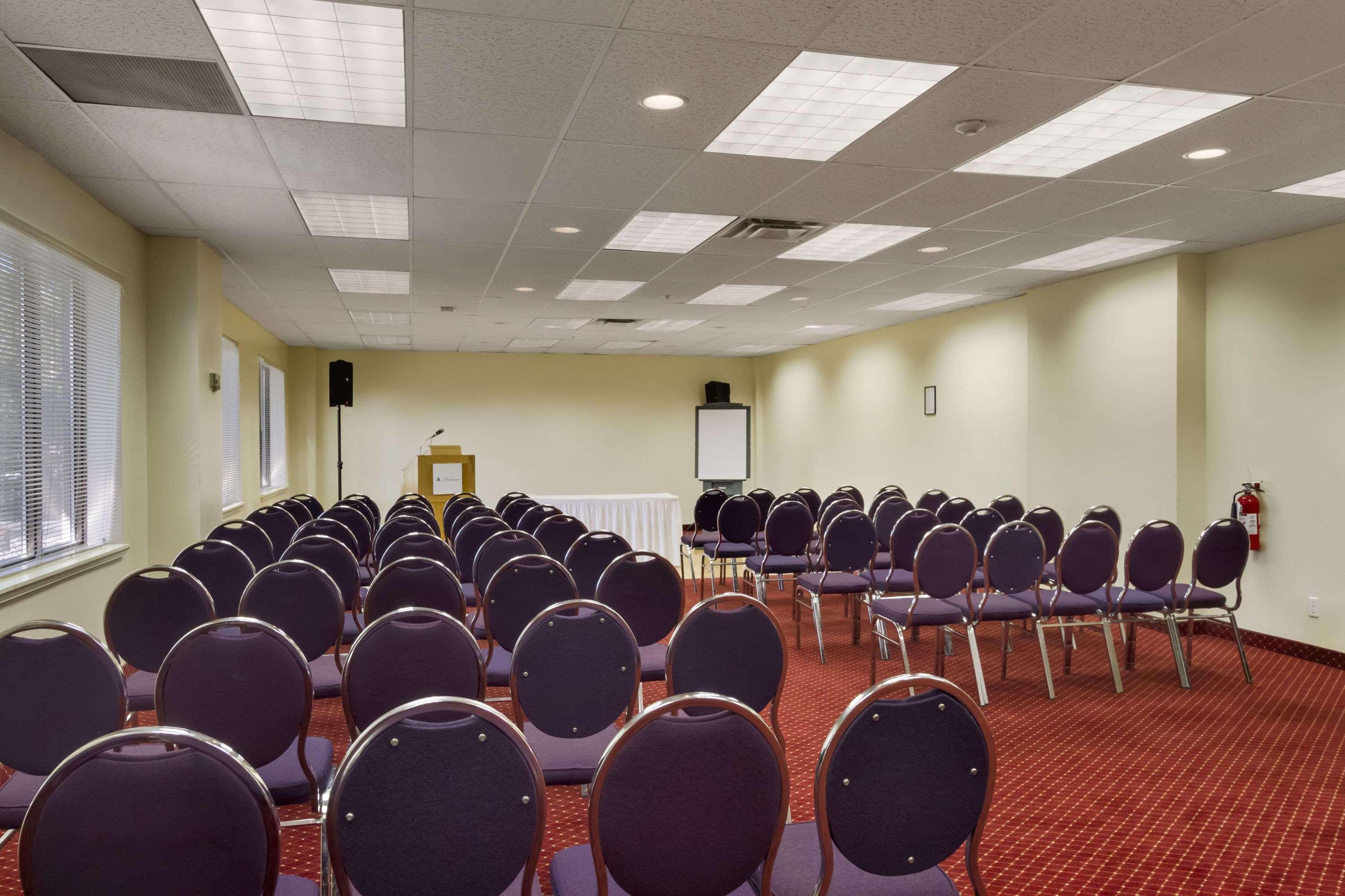 Ramada By Wyndham Belleville Harbourview Conference Center Dış mekan fotoğraf