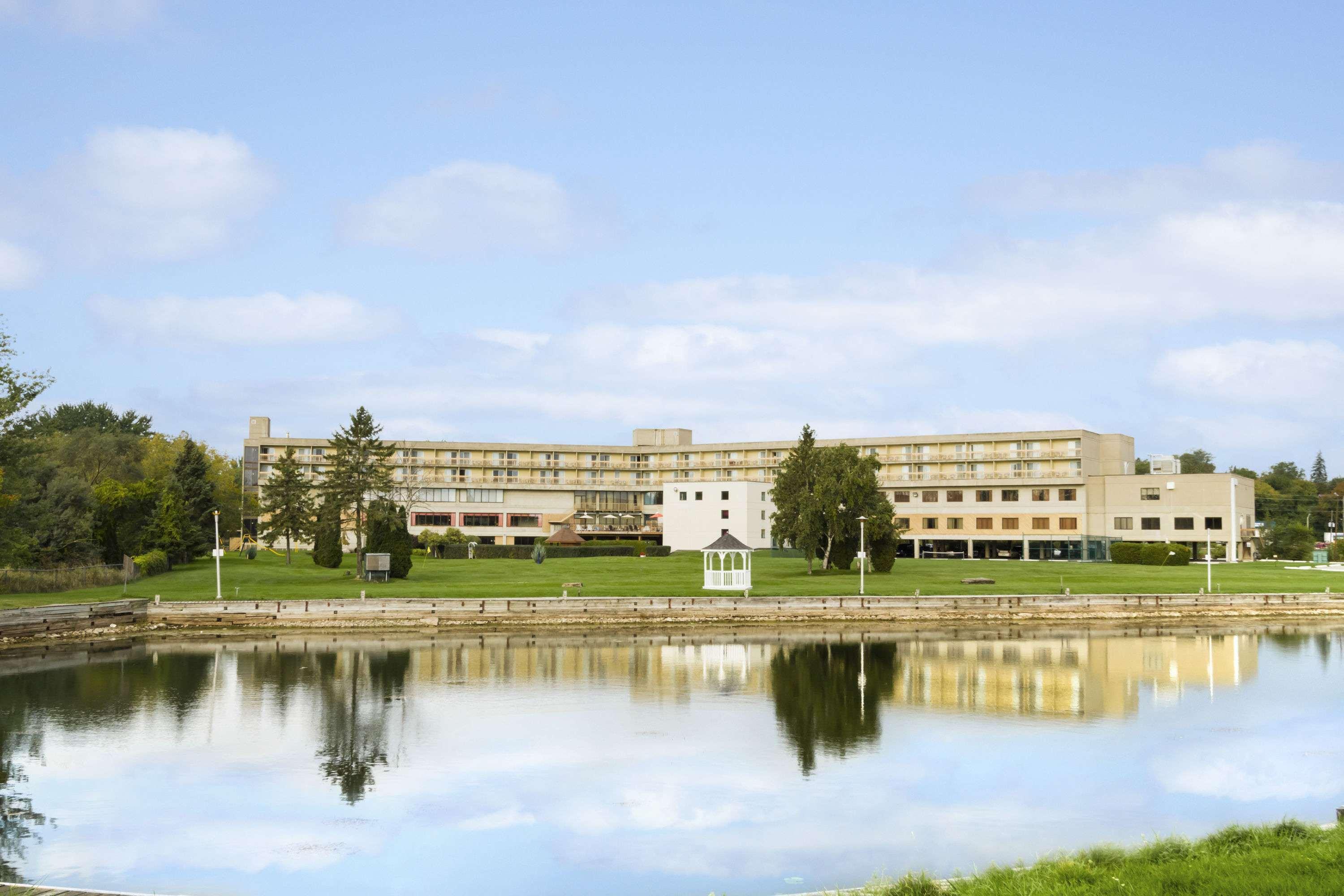 Ramada By Wyndham Belleville Harbourview Conference Center Dış mekan fotoğraf