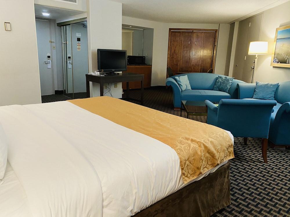 Ramada By Wyndham Belleville Harbourview Conference Center Dış mekan fotoğraf
