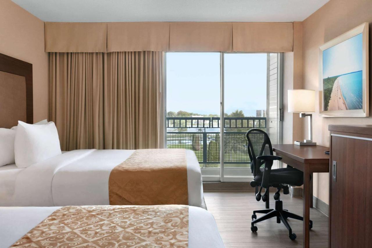 Ramada By Wyndham Belleville Harbourview Conference Center Dış mekan fotoğraf