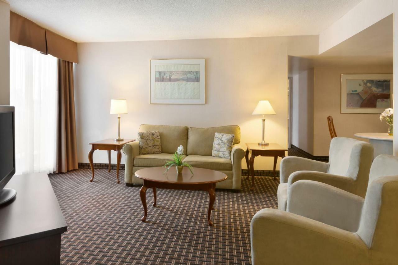 Ramada By Wyndham Belleville Harbourview Conference Center Dış mekan fotoğraf